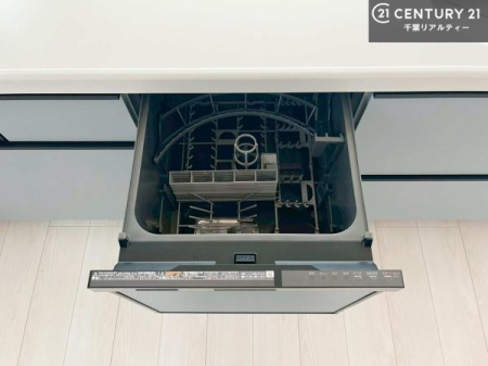 �L�b�`�� �H��@�t���̃L�b�`���ł��I�Z���������r��h�~�Ƃ��đ�ϊ��􂷂�֗��Ȏd�l�ł��I�r���g�C���Ȃ̂ŃL�b�`���̏ꏊ����炸�����X�y�[�X���L���g�����Ƃ��o���܂��I