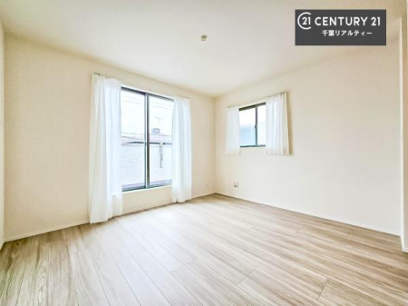 �Q�� �o���R�j�[�ɖʂ������邢�Q���B�S�n�悢�z���ƕ�����������J���I�ȋ�ԂŁA�������������Ƃ��߂������������܂��B