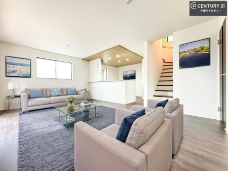 ���r���O �Ƌ��CG�p�[�X�ł��B�傫�ȑ����炽���Ղ�̗z���������閾�邢���r���O�B�J�����̂��郊�r���O�ŉƑ��c���̂��났�̎��Ԃ��߂����܂��I