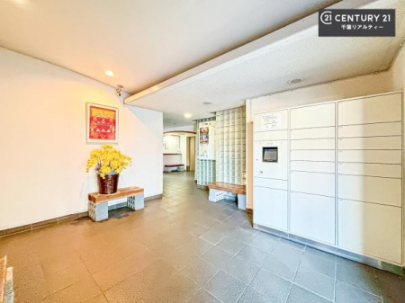 �G���g�����X ��z�{�b�N�X�����Ȃ̂ŕs�ݎ��ł��ו��̎󂯎�肪�ł��A�Z�����������T�|�[�g�B�Ĕz�B�̎�Ԃ��Ȃ��A���S�E�֗��ȕ�炵���������܂��B