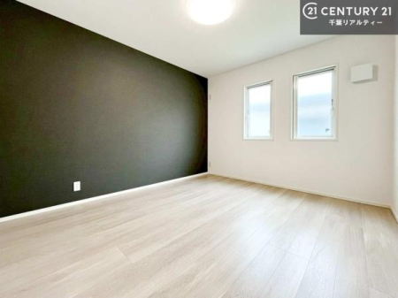 �m�� �ǂ̈�ʂɎ{���ꂽ�A�N�Z���g�N���X���A�V���v���Ȏ����ɏ㎿�ȍʂ�ƌ����v���X�B�������̕��͋C�������ƈ������߁A�X�^�C���b�V���Ő������ꂽ��Ԃ����o���܂��B