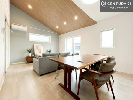 ���r���O �S�n�ǂ����r���O�͉Ƒ������R�ƏW�܂�܂��B�Ƒ��c�R�̎��Ԃ����������ł��B���Ƒ��ƁA����w�[���������Ԃ��߂��������ł��ˁB