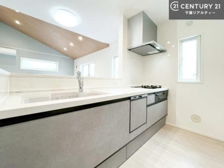 �L�b�`�� ��l�C�̑Ζʎ��V�X�e���L�b�`�����̗p���Ă��܂��I���Ƒ��̃R�~���j�P�[�V���������R�Ƒ�����݌v�ł��B
���q�l�ɂ��ڂ��͂��̂Ŋ������ł��ˁB���[�͂�����܂��I