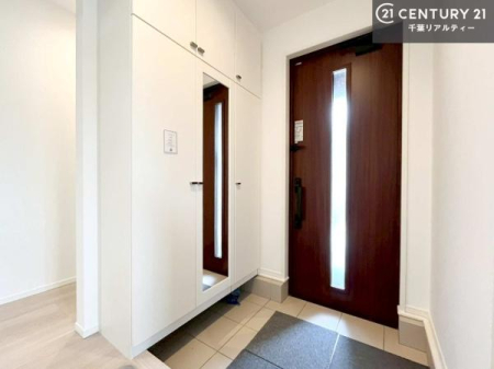 ���� ���ւɂ͎p���t���̃V���[�Y�{�b�N�X��ݒu�B�C������������[�ł���̂͂������A�O�o�O�ɑS�g���m�F�ł���֗��Ȏd�l�ł��B