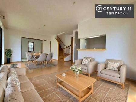 ���r���O �Ƌ��CG�p�[�X�ł��B�J�����̂���L�XLDK�I�\�t�@�[��_�C�j���O�e�[�u����u���Ă������ɂȂ�Ȃ��̂ŉ��K�ɉ߂����܂��I
�R�~���j�P�[�V���������₷�����r���O�ł��I