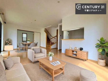 ���r���O �Ƌ��CG�p�[�X�ł��B�J�����̂���L�XLDK�I�\�t�@�[��_�C�j���O�e�[�u����u���Ă������ɂȂ�Ȃ��̂ŉ��K�ɉ߂����܂��I�R�~���j�P�[�V���������₷�����r���O�ł��I