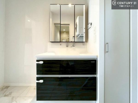 ���ʑ�E���ʏ� �O�ʋ��d�l�̐��ʏ��́A�g�����Ȃ݂����₷������I���͎��[�ɂȂ��Ă��܂��B�h���C���[�₨���ϓ����Еt������̂Ő��ʑ������X�b�L���ƌ����邱�Ƃ��o���܂��I