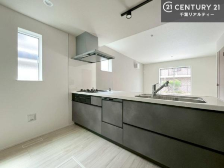 �L�b�`�� ��l�C�̑Ζʎ��V�X�e���L�b�`�����̗p���Ă��܂��I���Ƒ��̃R�~���j�P�[�V���������R�Ƒ�����݌v�ł��B
���q�l�ɂ��ڂ��͂��̂Ŋ������ł��ˁB���[�͂�����܂��I