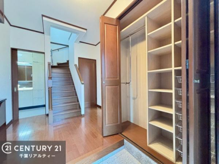 ���� �V���[�Y�{�b�N�X�t���B���ւ��Еt�����|�������₷���ł��I
�X�b�L���������ւŌ˂��J�����u�ԁA�������̂���S�n������Ԃ��o�}���Ă���܂��B