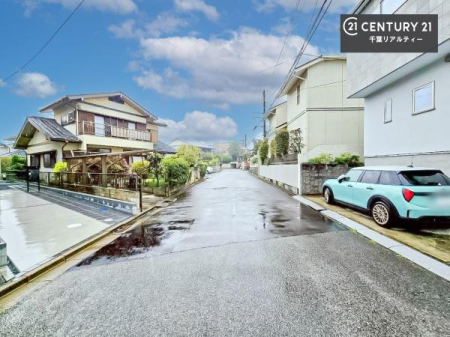 �O�ʓ��H�܂ތ��n�ʐ^ �S�䂭�܂Ō��n����������������悤�A�����ē��̂��p�ӂ������Ă���܂��B���C�y�ɂ��₢���킹�̏�A���z�̕�炵�ւ̈�������i�߂��������I