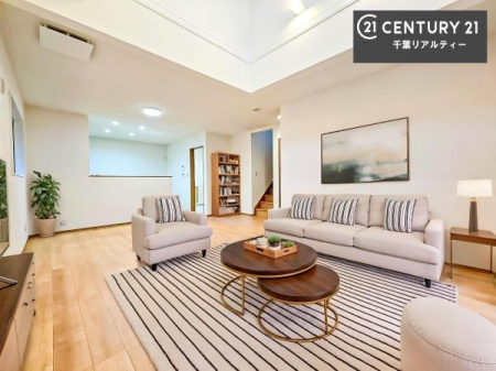 ���r���O �Ƌ�́ACG�p�[�X�ł��B��؂ȉƑ����W�܂邩�炱��LDK�ɂ͂�����肽���B
�q�����������C�ɏ΂��Ȃ��瑖�����Ă���p�����������u�L���Ƃɂ��ėǂ������v�Ǝv���u�Ԃł��B