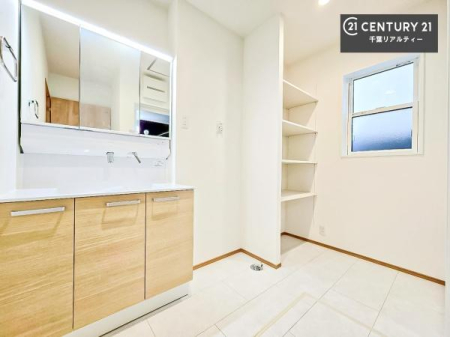 ���ʑ�E���ʏ� �O�ʋ��d�l�̐��ʏ��́A�g�����Ȃ݂����₷������I���͎��[�ɂȂ��Ă��܂��B�h���C���[�₨���ϓ����Еt������̂Ő��ʑ������X�b�L���ƌ����邱�Ƃ��o���܂��I