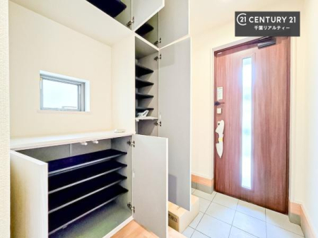 ���� �V���[�Y�{�b�N�X�t���B���ւ��Еt�����|�������₷���ł��I
�X�b�L���������ւŌ˂��J�����u�ԁA�������̂���S�n������Ԃ��o�}���Ă���܂��B