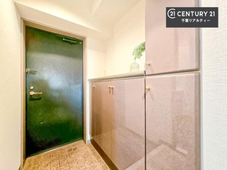 ���� �V���[�Y�{�b�N�X�t���Ȃ̂ŁA���ւ��Еt�����|�������₷���ł��I
�X�b�L���������ւŌ˂��J�����u�ԁA�������̂���S�n������Ԃ��o�}���Ă���܂��B
