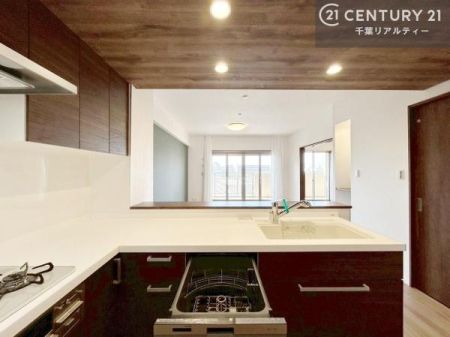 �L�b�`�� �����̉Ǝ��������Ɖ��K�ɁB�����E�z�V�E�Еt���܂ł��X���[�Y�ɂ��Ȃ���L���^�L�b�`�����̗p�B�V���N�ƃR������90�x�̊p�x�Ŕz�u����A�̂������Ɖ񂷂����Œ��������������B