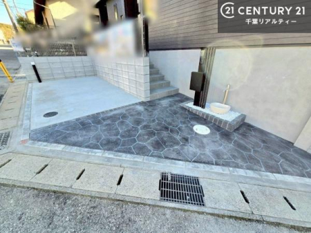 ���ԏ� ���ԃX�y�[�X��2�䕪����܂��I�Z�J���h�J�[�͂������A�o�C�N�⎩�]�ԂȂǂ��u���ꏊ�ɍ���܂���B�y���n�̔���J�Ò��z