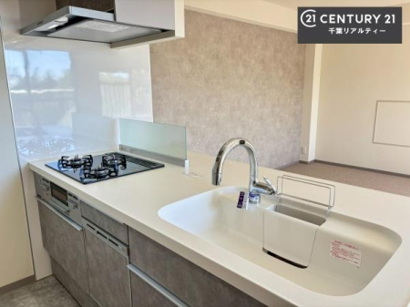 �L�b�`�� ��l�C�̑Ζʎ��V�X�e���L�b�`�����̗p���Ă��܂��I���Ƒ��̃R�~���j�P�[�V���������R�Ƒ�����݌v�ł��B
���q�l�ɂ��ڂ��͂��̂Ŋ������ł��ˁI�L�X�g���ĉ��K�ō�Ƃ��i�݂܂��B