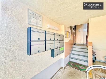 ���̑����p�� ���p���̈�p�ɐ݂���ꂽ�W���|�X�g�B
��������ۂŁA�����̗X�֕��̎󂯎����C�����悭�s���܂��B�Z�܂��S�̂̒��J�ȊǗ������������Ԃł��B