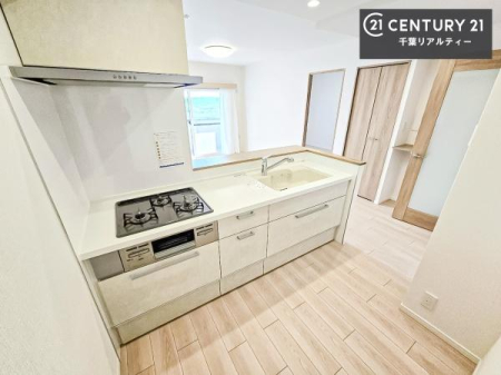 �L�b�`�� ��l�C�̑Ζʎ��V�X�e���L�b�`�����̗p���Ă��܂��I���Ƒ��̃R�~���j�P�[�V���������R�Ƒ�����݌v�ł��B
���q�l�ɂ��ڂ��͂��̂Ŋ������ł��ˁI�L�X�g���ĉ��K�ō�Ƃ��i�݂܂��B