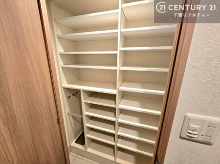 ���� �V���[�Y�{�b�N�X�t���B���ւ��Еt�����|�������₷���ł��I
�X�b�L���������ւŌ˂��J�����u�ԁA�������̂���S�n������Ԃ��o�}���Ă���܂��B