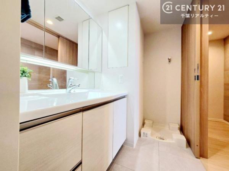 ���ʑ�E���ʏ� ����@�u����ɂ͖h���p����ݒu���Ă���A�����̃g���u���ɂ��z�����ꂽ���S�̐݌v�ł��B