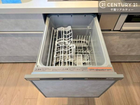 �L�b�`�� �H��@�t���̃L�b�`���ł��I�Z���������r��h�~�Ƃ��đ�ϊ��􂷂�֗��Ȏd�l�ł��I�r���g�C���Ȃ̂ŃL�b�`���̏ꏊ����炸�����X�y�[�X���L���g�����Ƃ��o���܂��I