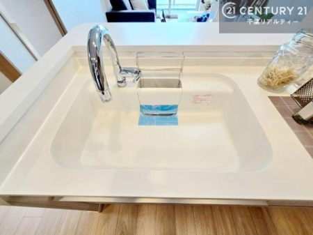 �L�b�`�� �����V���N���̗p���A�L�b�`���S�̂ɖ��邭�������̂����ۂ�^���܂��B��ԂɂȂ��݂₷���A�����ڂɂ��������d�オ��ł��B