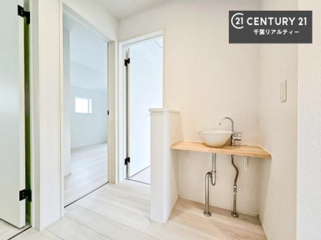 ���ʑ�E���ʏ� 1�K��2�K�ɐ��ʑ䂪����̂ŁA���̐g�x�x�����G���Ă��Ă���荇���ɂȂ�ɂ����I������2�K�̃g�C�����g�p������킴�킴���ɍ~�肸�Ɏ肪�􂦂�̂ŕ֗��I