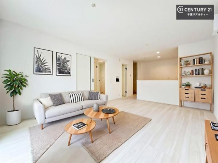 ���r���O �Ƌ��CG�p�[�X�ł��B�傫�ȑ����炽���Ղ�̗z���������閾�邢���r���O�B�J�����̂��郊�r���O�ŉƑ��c���̂��났�̎��Ԃ��߂����܂��I