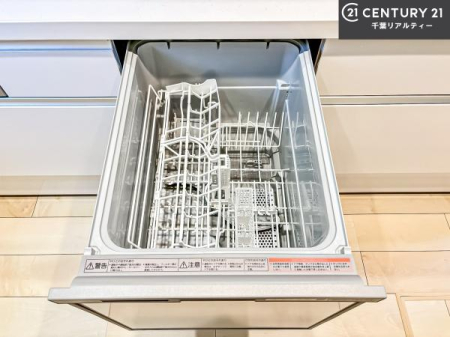 �L�b�`�� �H��@�t���̃L�b�`���ł��I�Z���������r��h�~�Ƃ��đ�ϊ��􂷂�֗��Ȏd�l�ł��I�r���g�C���Ȃ̂ŃL�b�`���̏ꏊ����炸�����X�y�[�X���L���g�����Ƃ��o���܂��I