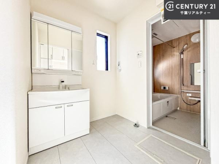 ���ʑ�E���ʏ� �O�ʋ��d�l�̐��ʏ��́A�g�����Ȃ݂����₷������I���͎��[�ɂȂ��Ă��܂��B�h���C���[�₨���ϓ����Еt������̂Ő��ʑ������X�b�L���ƌ����邱�Ƃ��o���܂��I