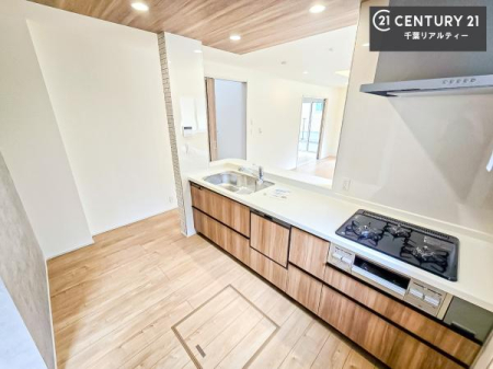 �L�b�`�� ��l�C�̑Ζʎ��V�X�e���L�b�`�����̗p���Ă��܂��I���Ƒ��̃R�~���j�P�[�V���������R�Ƒ�����݌v�ł��B
���q�l�ɂ��ڂ��͂��̂Ŋ������ł��ˁI�L�X�g���ĉ��K�ō�Ƃ��i�݂܂��B