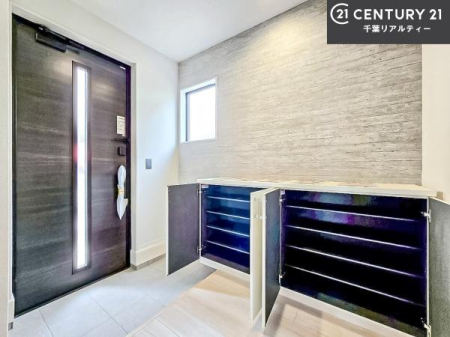 ���� �V���[�Y�{�b�N�X�t���B���ւ��Еt�����|�������₷���ł��I
�X�b�L���������ւŌ˂��J�����u�ԁA�������̂���S�n������Ԃ��o�}���Ă���܂��B