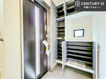 ���� �V���[�Y�{�b�N�X�t���B���ւ��Еt�����|�������₷���ł��I
�X�b�L���������ւŌ˂��J�����u�ԁA�������̂���S�n������Ԃ��o�}���Ă���܂��B