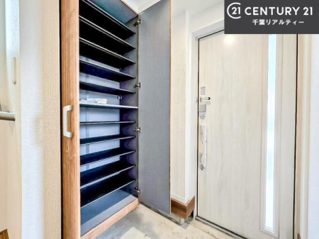 ���� �V���[�Y�{�b�N�X�t���B���ւ��Еt�����|�������₷���ł��I
�X�b�L���������ւŌ˂��J�����u�ԁA�������̂���S�n������Ԃ��o�}���Ă���܂��B