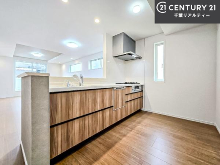 �L�b�`�� ��l�C�̑Ζʎ��V�X�e���L�b�`�����̗p���Ă��܂��I���Ƒ��̃R�~���j�P�[�V���������R�Ƒ�����݌v�ł��B
���q�l�ɂ��ڂ��͂��̂Ŋ������ł��ˁB���[�͂�����܂��I