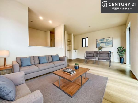 ���r���O �Ƌ��CG�p�[�X�ł��B��؂ȉƑ����W�܂邩�炱��LDK�ɂ͂�����肽���B
�q�����������C�ɏ΂��Ȃ��瑖�����Ă���p�����������u�L���Ƃɂ��ėǂ������v�Ǝv���u�Ԃł��B