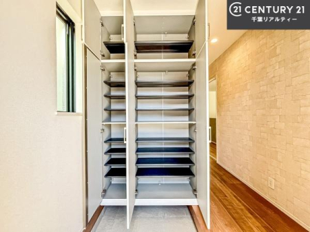 ���� �V���[�Y�{�b�N�X�t���Ȃ̂ŁA���ւ��Еt�����|�������₷���ł��I
�X�b�L���������ւŌ˂��J�����u�ԁA�������̂���S�n������Ԃ��o�}���Ă���܂��B