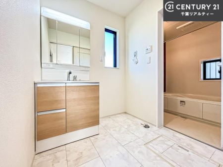 ���ʑ�E���ʏ� �O�ʋ��d�l�̐��ʏ��́A�g�����Ȃ݂����₷������I���͎��[�ɂȂ��Ă��܂��B�h���C���[�₨���ϓ����Еt������̂Ő��ʑ������X�b�L���ƌ����邱�Ƃ��o���܂��I