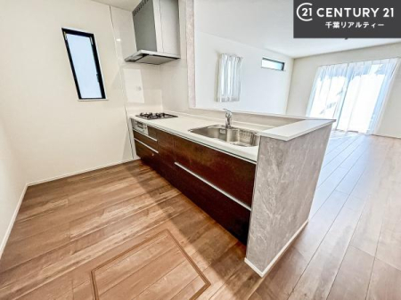 �L�b�`�� ��l�C�̑Ζʎ��V�X�e���L�b�`�����̗p���Ă��܂��I���Ƒ��̃R�~���j�P�[�V���������R�Ƒ�����݌v�ł��B
���q�l�ɂ��ڂ��͂��̂Ŋ������ł��ˁB���[�͂�����܂��I