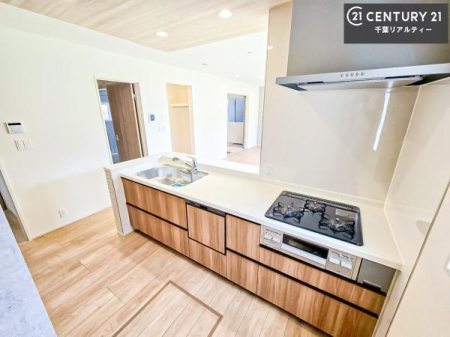 �L�b�`�� ��l�C�̑Ζʎ��V�X�e���L�b�`�����̗p���Ă��܂��I���Ƒ��̃R�~���j�P�[�V���������R�Ƒ�����݌v�ł��B
���q�l�ɂ��ڂ��͂��̂Ŋ������ł��ˁI�L�X�g���ĉ��K�ō�Ƃ��i�݂܂��B