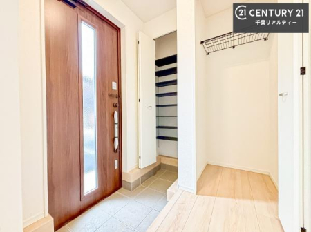 ���� �V���[�Y�{�b�N�X�t���B���ւ��Еt�����|�������₷���ł��I
�X�b�L���������ւŌ˂��J�����u�ԁA�������̂���S�n������Ԃ��o�}���Ă���܂��B