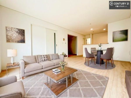 ���r���O �Ƌ��CG�p�[�X�ł��B�S�n�ǂ����r���O�͉Ƒ������R�ƏW�܂�܂��B�Ƒ��c�R�̎��Ԃ����������ł��B���Ƒ��ƁA����w�[���������Ԃ��߂��������ł��ˁB