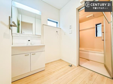 ���ʑ�E���ʏ� �O�ʋ��d�l�̐��ʏ��́A�g�����Ȃ݂����₷������I���͎��[�ɂȂ��Ă��܂��B�h���C���[�₨���ϓ����Еt������̂Ő��ʑ������X�b�L���ƌ����邱�Ƃ��o���܂��I