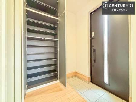 ���� �V���[�Y�{�b�N�X�t���B���ւ��Еt�����|�������₷���ł��I
�X�b�L���������ւŌ˂��J�����u�ԁA�������̂���S�n������Ԃ��o�}���Ă���܂��B