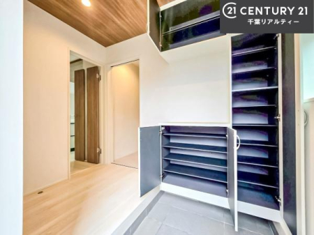 ���� �V���[�Y�{�b�N�X�t���B���ւ��Еt�����|�������₷���ł��I
�X�b�L���������ւŌ˂��J�����u�ԁA�������̂���S�n������Ԃ��o�}���Ă���܂��B