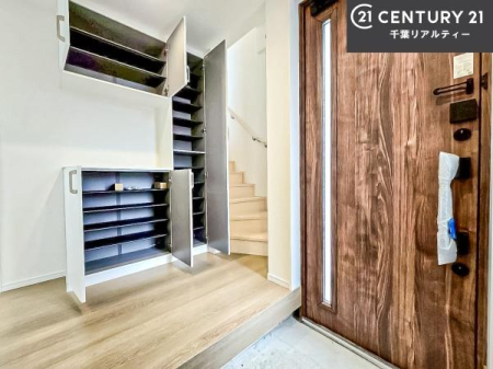 ���� �V���[�Y�{�b�N�X�t���B���ւ��Еt�����|�������₷���ł��I
�X�b�L���������ւŌ˂��J�����u�ԁA�������̂���S�n������Ԃ��o�}���Ă���܂��B