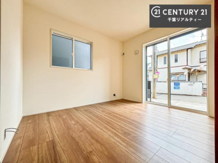 �q������ ���r���O���ɔz�u���ꂽ�m���́A���q�l�̂������ɂ҂�����̈ʒu�B���Ƒ��Ƃ̃R�~���j�P�[�V���������₷���A������g�߂Ɋ���������S�̋�Ԃł��B