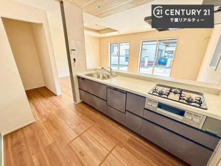 �L�b�`�� ��l�C�̑Ζʎ��V�X�e���L�b�`�����̗p���Ă��܂��I���Ƒ��̃R�~���j�P�[�V���������R�Ƒ�����݌v�ł��B
���q�l�ɂ��ڂ��͂��̂Ŋ������ł��ˁI�L�X�g���ĉ��K�ō�Ƃ��i�݂܂��B