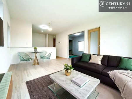 ���r���O �Ƌ�́ACG�p�[�X�ł��B��؂ȉƑ����W�܂邩�炱��LDK�ɂ͂�����肽���B
�q�����������C�ɏ΂��Ȃ��瑖�����Ă���p�����������u�L���Ƃɂ��ėǂ������v�Ǝv���u�Ԃł��B